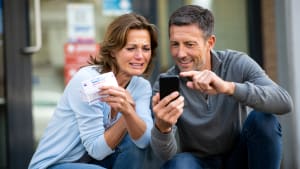 Ils apprennent qu’ils ont gagné puis perdent le billet